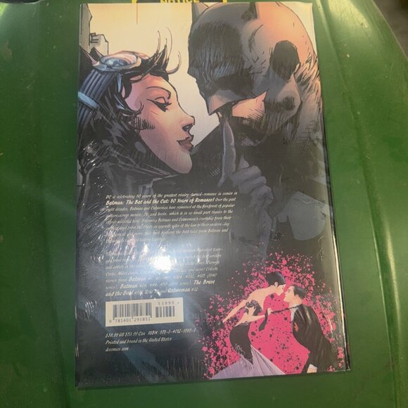 Batman: the Bat and the Cat: 80 Years of Romance (DC Comics March 2020) - Picture 2 of 2